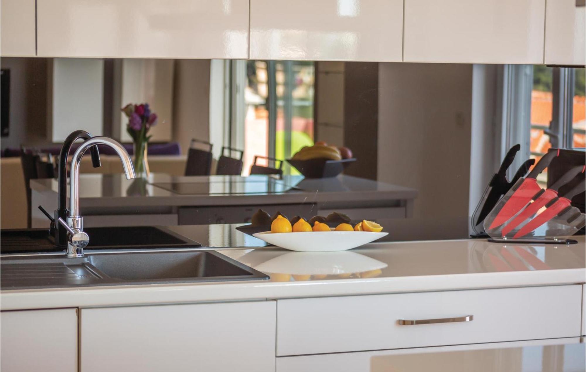 Lovely Apartment In Makarska With Kitchenette Exterior photo