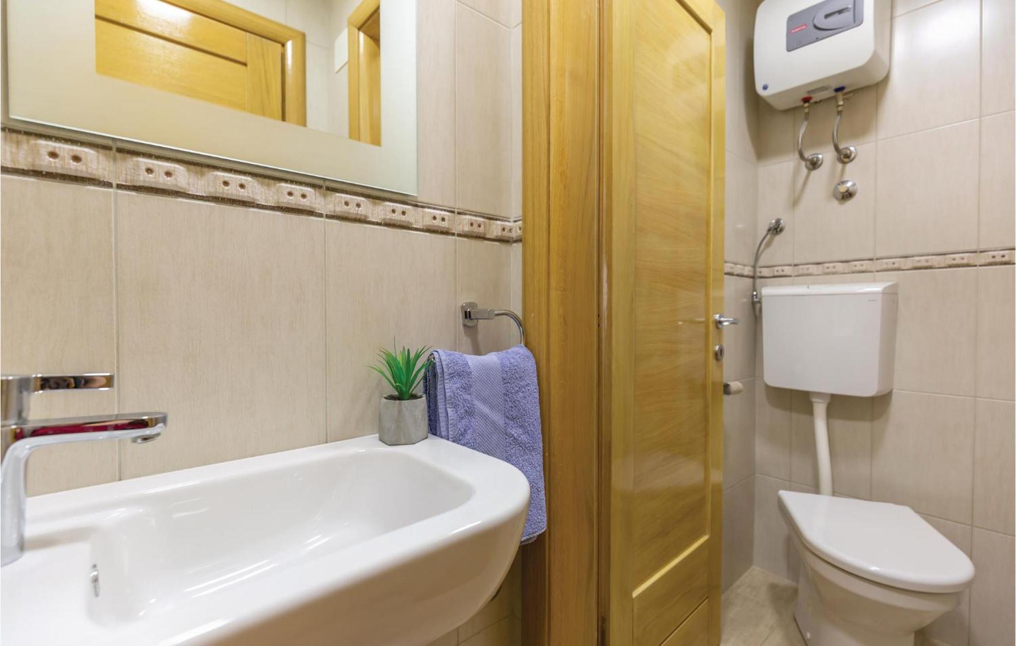 Lovely Apartment In Makarska With Kitchenette Exterior photo