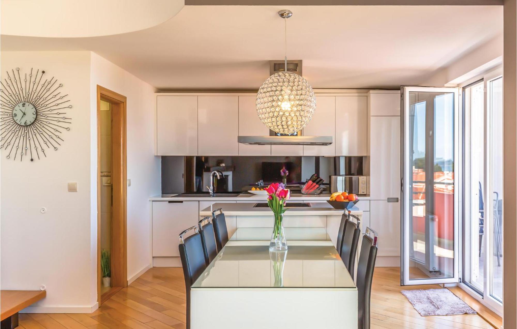 Lovely Apartment In Makarska With Kitchenette Exterior photo